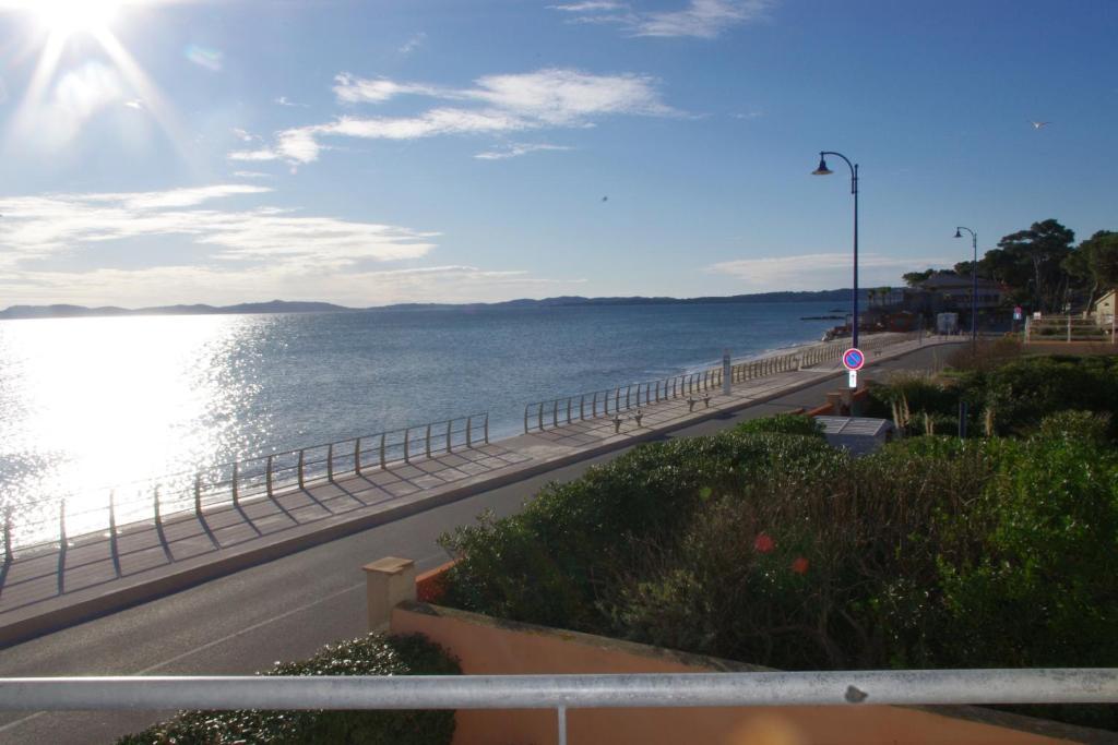 Les Stoechades Aparthotel Hyeres Bilik gambar